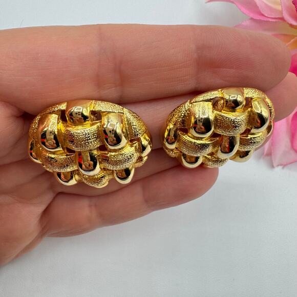 Vintage Basketweave Stud Earrings Gold Tone Chunky Big Heavy 80s Runway Chic - Picture 4 of 8